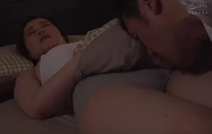3 ngày gã chồng đi công việc, vợ yêu ở nhà nữa đêm bị bố anh xã mò vào phòng