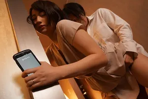 Vợ yêu đi họp lớp rồi nắc với nyc mặc cho ông chồng ở nhà chờ