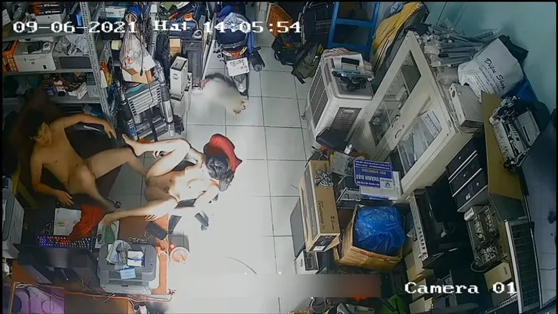 Vợ yêu chồng nện nhau trong của cặc máy tính