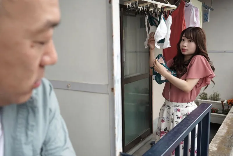 Gã nhà kề bên chuyên soi mói và cặp Người vợ Anh xã thường xuyên rên la quá to