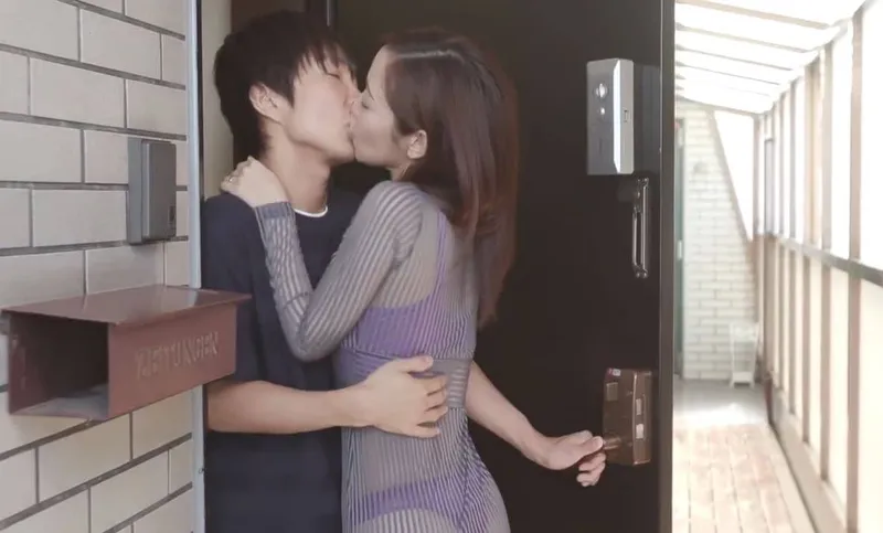 Cô gái nhà kế bên với chiếc quần lót lọt khe và cậu nhóc nhà cạnh bên may mắn
